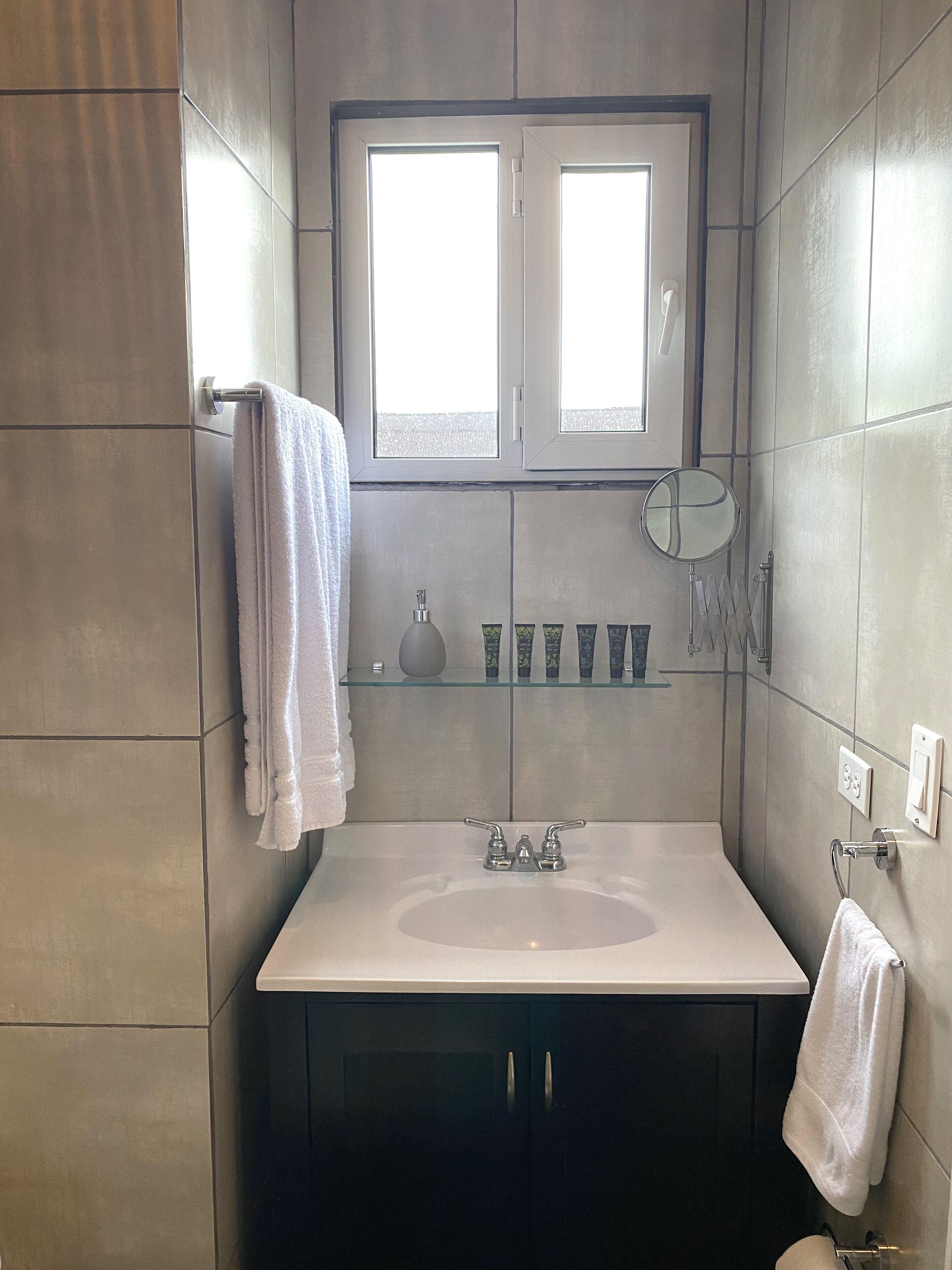 deluxe triple room, multiple beds | bathroom | shower, rainfall showerhead, free toiletries, hair dryer