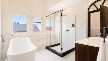 Suite Premium Room with Bath | Banheiro | Produtos de toalete grátis, secador de cabelo, toalhas de banho