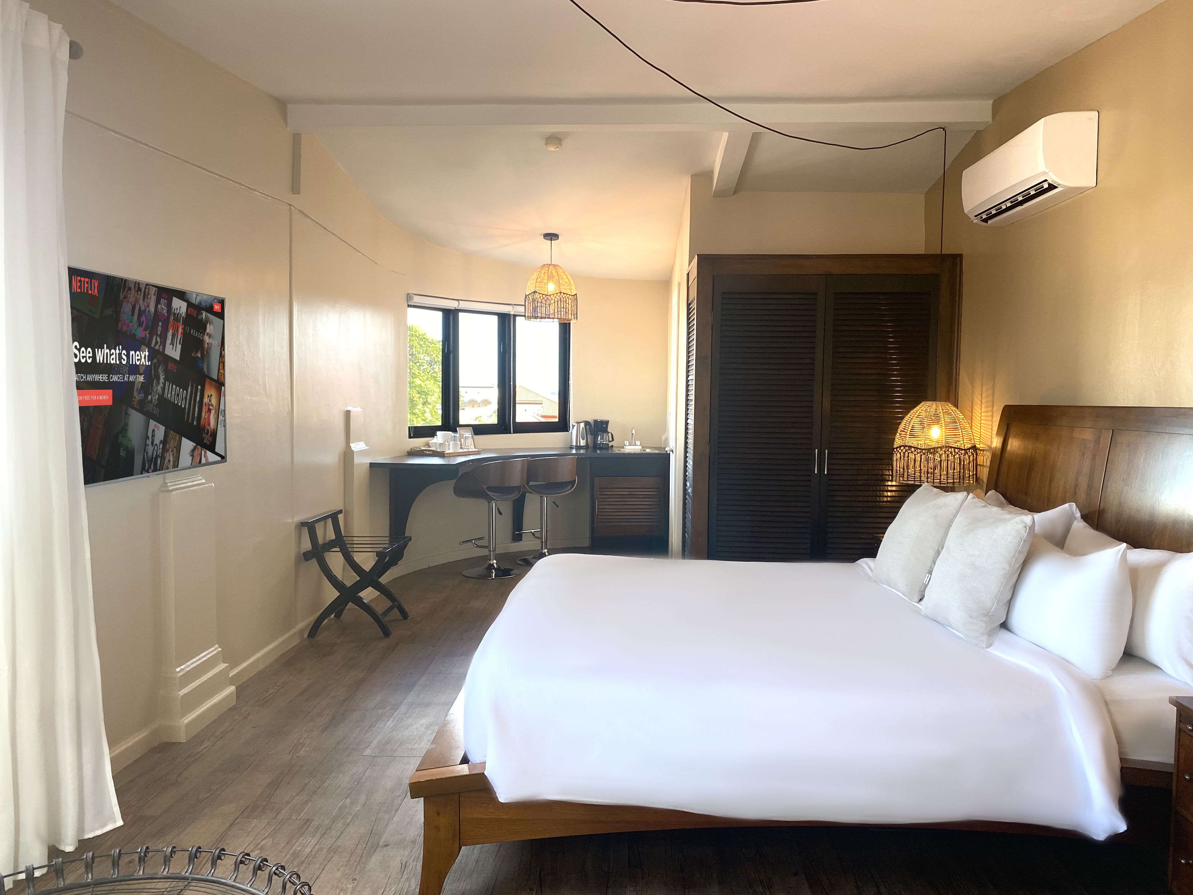 luxury room, 1 king bed, non smoking | hypo-allergenic bedding, down duvets, in-room safe, laptop workspace