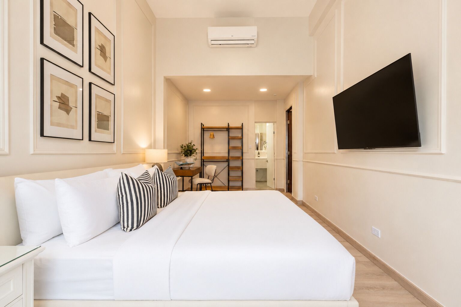 Suite with balcony | Roupas de cama premium, camas Tempur-Pedic, cofres nos quartos