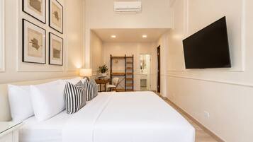 Suite with balcony | Roupas de cama premium, camas Tempur-Pedic, cofres nos quartos