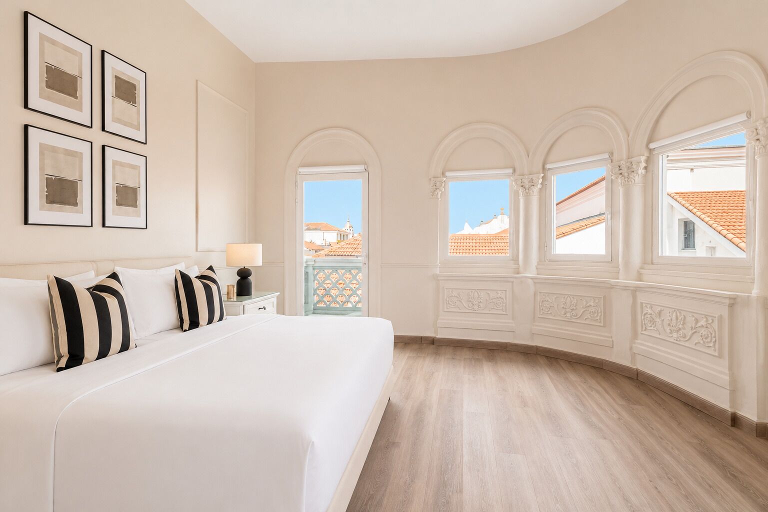  Suite Premium Room with Bath | Hypo-allergenic bedding, in-room safe, desk, laptop workspace