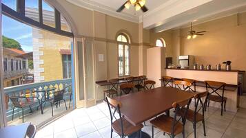 Grand réfrigérateur, micro-ondes, four, plaque de cuisson