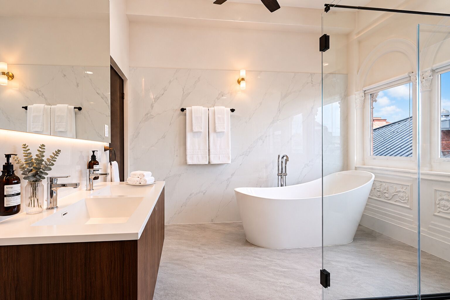  Suite Premium Room with Bath | Bathroom | Free toiletries, hair dryer, towels, soap