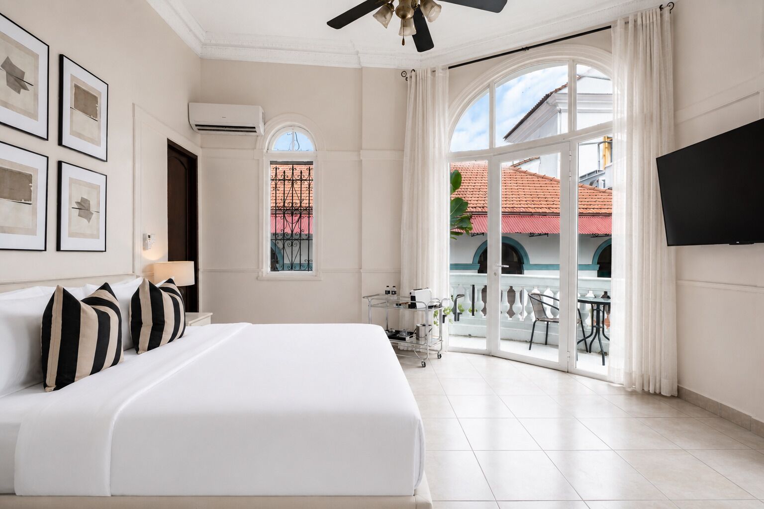Suite with balcony | 防敏寢具、房內夾萬、書桌、手提電腦工作空間