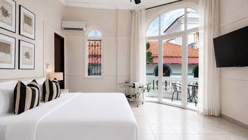 Suite with balcony | Sengetøy av topp kvalitet, Tempur-Pedic-senger og safe på rommet