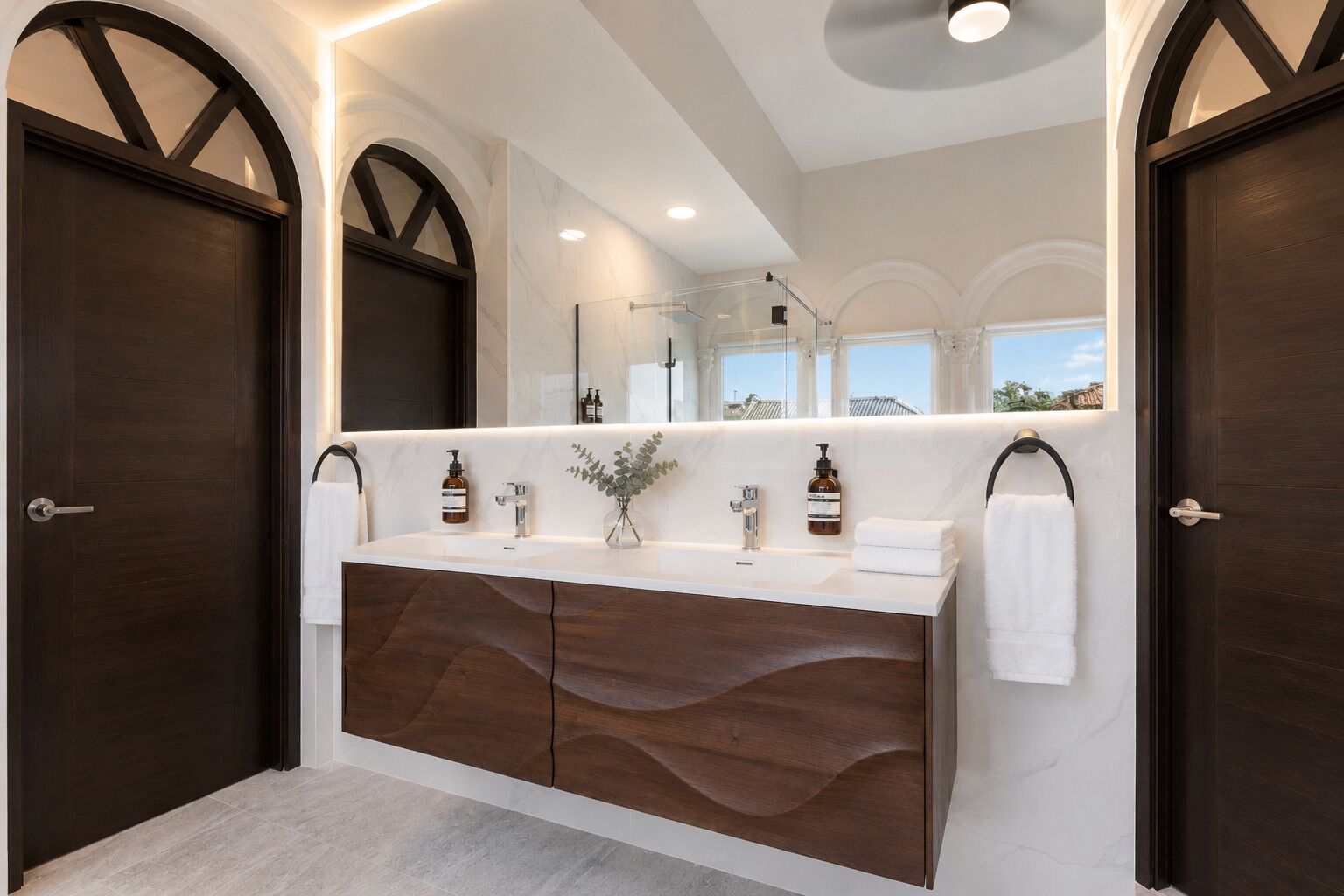  Suite Premium Room with Bath | Bathroom | Free toiletries, hair dryer, towels, soap