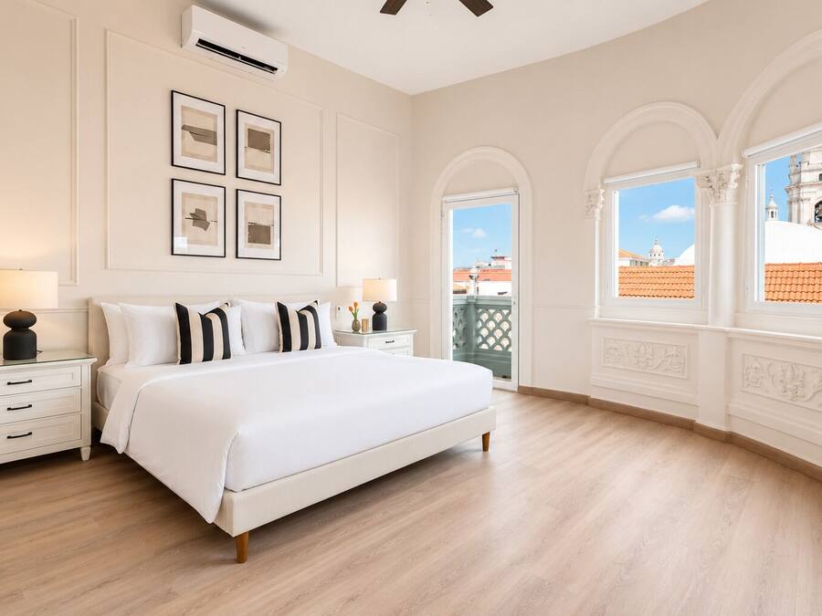 Suite Premium Room with Bath | Roupas de cama premium, camas Tempur-Pedic, cofres nos quartos