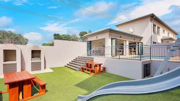 Área de juegos infantiles al aire libre