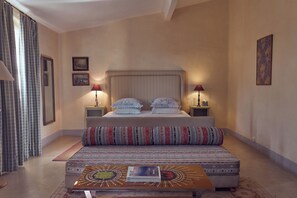 Individually decorated, individually furnished, desk, bed sheets - Hôtel de l'Orange (Sommieres)