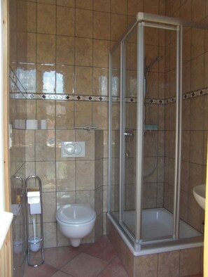Apartment | Badezimmer | Dusche, kostenlose Toilettenartikel, Handtücher