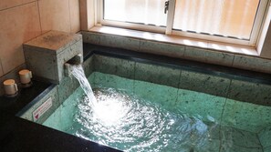 Deep-soaking bathtub