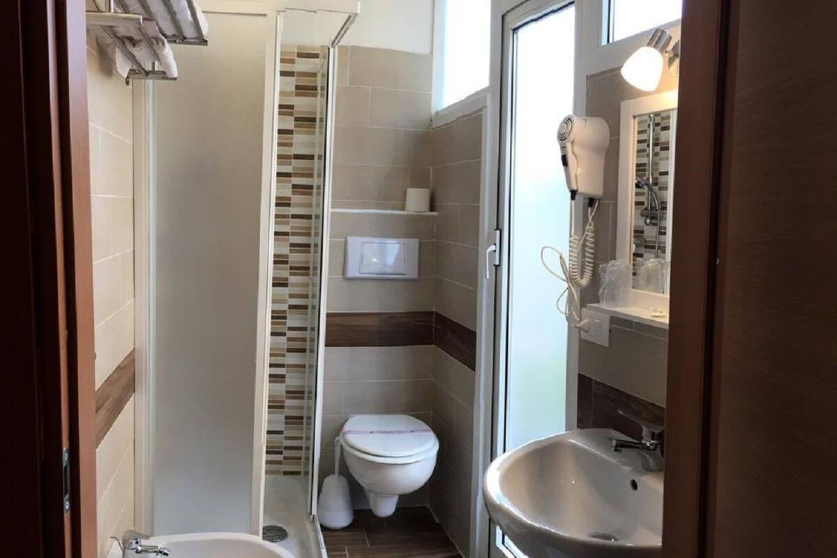 Ducha, artículos de tocador gratuitos, secador de pelo, toallas