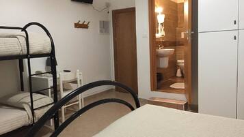 Habitación cuádruple, balcón | Wifi gratis