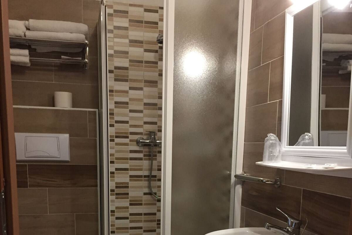 Ducha, artículos de tocador gratuitos, secador de pelo, toallas