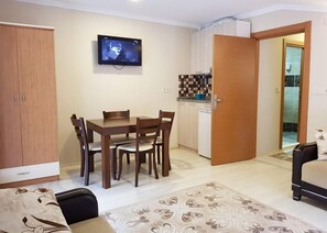 Appartement, 1 chambre, balcon, vue sur le fleuve | Aire de séjour | Téléviseur ACL