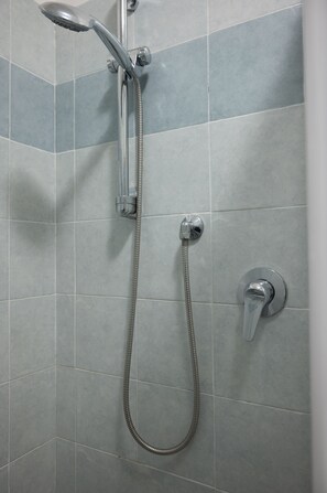 Een douche, een haardroger, handdoeken