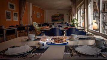 Desayuno de cocina local incluido todos los días