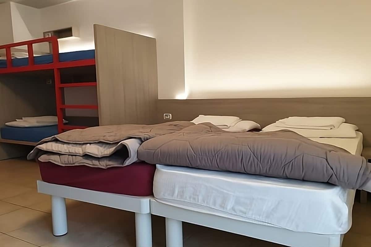 Escritorio, wifi gratis, ropa de cama y acceso para silla de ruedas