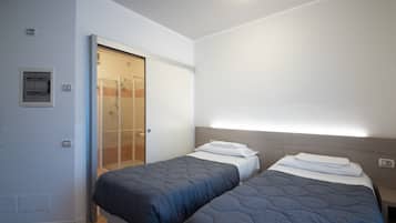 Basic-Doppel- oder -Zweibettzimmer | Schreibtisch, kostenloses WLAN, Bettwäsche, Rollstuhlgeeignet