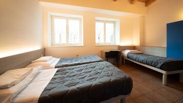 Habitación familiar | Escritorio, wifi gratis, ropa de cama y acceso para silla de ruedas