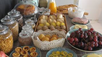 Free daily buffet breakfast