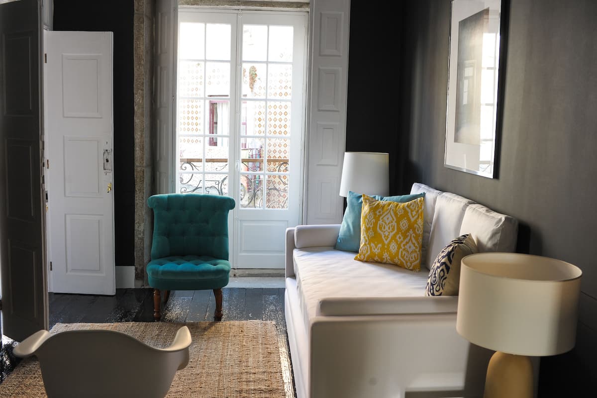 Habitación doble Deluxe | Área de sala de estar | Televisión de pantalla plana