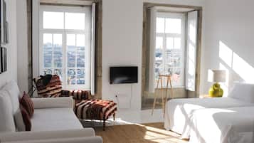 Escritorio, sistema de insonorización, wifi gratis y ropa de cama