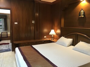 4 bedrooms, minibar, desk, blackout curtains
