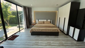 Business Villa | 4 bedrooms, minibar, desk, blackout curtains - Cozy Garden Cottage Pool Villa (Pattaya)