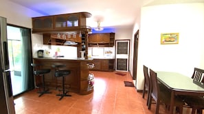 Business Villa | Shared kitchen | Fridge, microwave, oven, stovetop