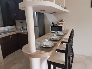 Apartment, 2 Bedrooms | Dining room