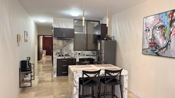 Apartment, 2 Bedrooms | Dining room