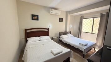 Apartamento, 2 habitaciones | 1 dormitorio, cortinas opacas, wifi gratis y ropa de cama