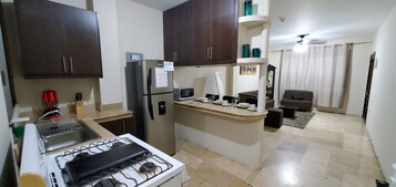 Appartement, 2 chambres | Cuisine privée | Grand réfrigérateur, micro-ondes, four, plaque de cuisson