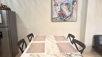 Apartment, 2 Bedrooms | Dining room
