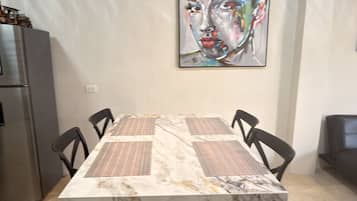 Apartment, 2 Bedrooms | Dining room