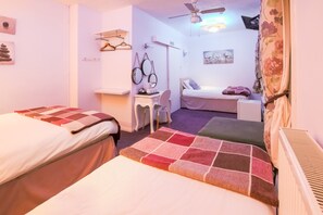 Deluxe Triple Room, Multiple Beds | Desk, iron/ironing board, free cots/infant beds, rollaway beds - Hotel Mj Kingsway, Cleethorpes Seafront (Cleethorpes)