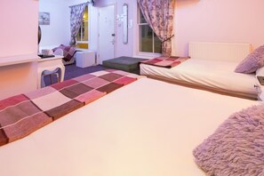 Habitación triple Deluxe, varias camas | Escritorio, tabla de planchar con plancha y cunas gratuitas