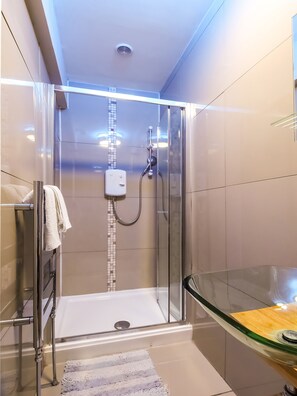 Habitación estándar doble, 1 cama doble | Ducha del cuarto de baño