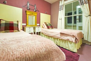 Standard-Zweibettzimmer, 2 Einzelbetten | Schreibtisch, Bügeleisen/Bügelbrett, kostenlose Babybetten