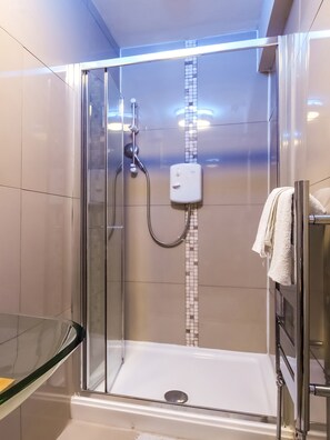 Standard Twin Room, 2 Single Beds | Bathroom shower - Hotel Mj Kingsway, Cleethorpes Seafront (Cleethorpes)