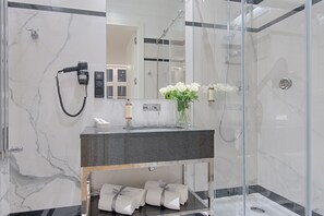 Apartment, Balcony | Bathroom | Shower, free toiletries, hair dryer, slippers - Molo Residence Apartments (Sopot)