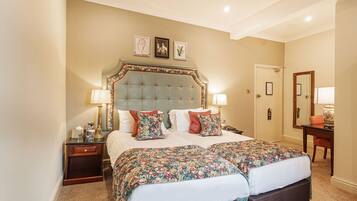 Kamar Twin Superior | Seprai premium, meja kerja, tirai kedap cahaya, dan setrika/meja setrika