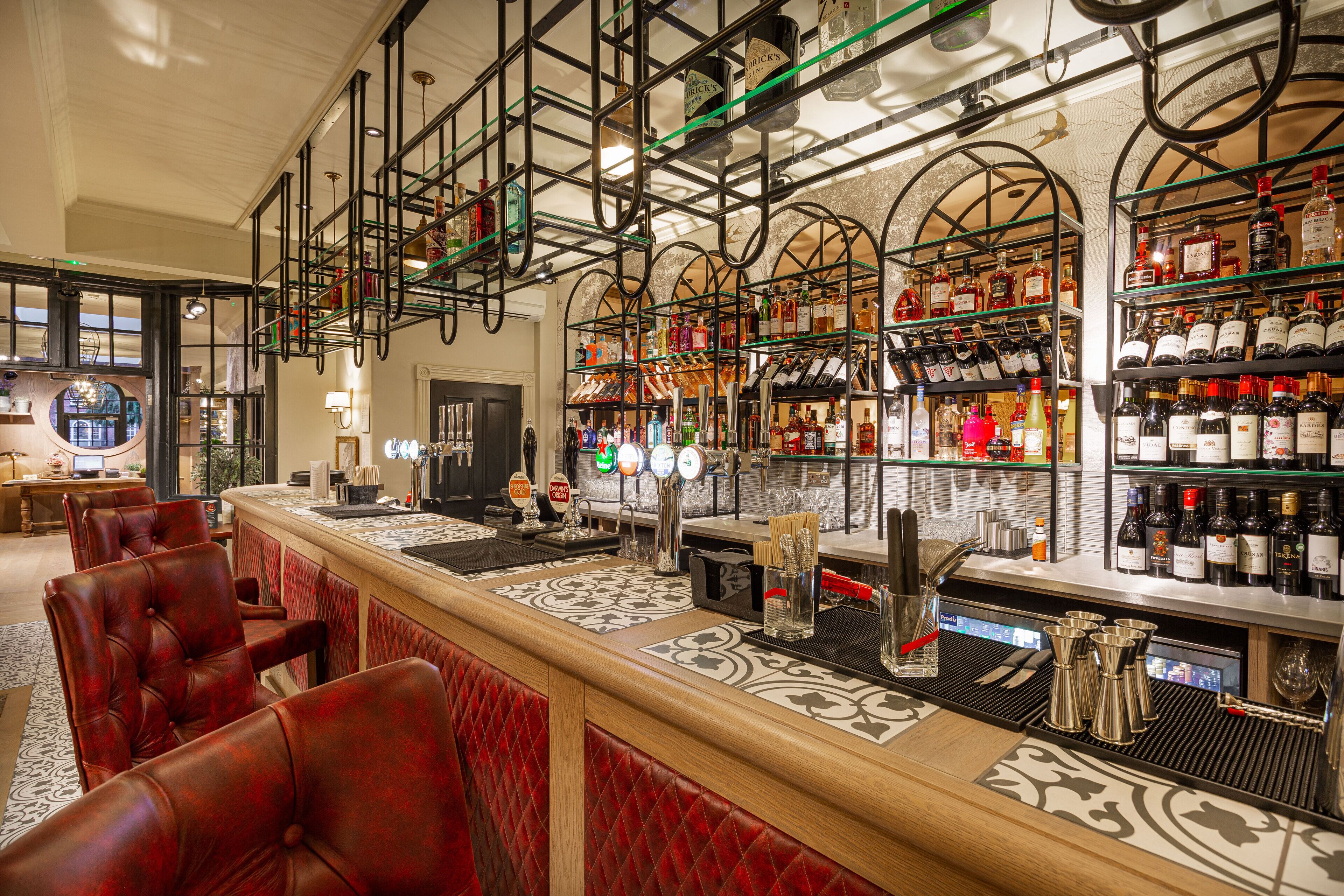 2 bars/lounges