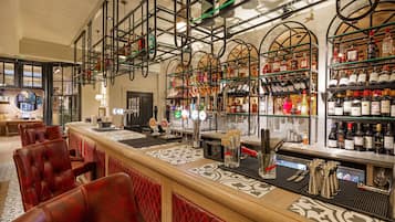 2 bars/lounges