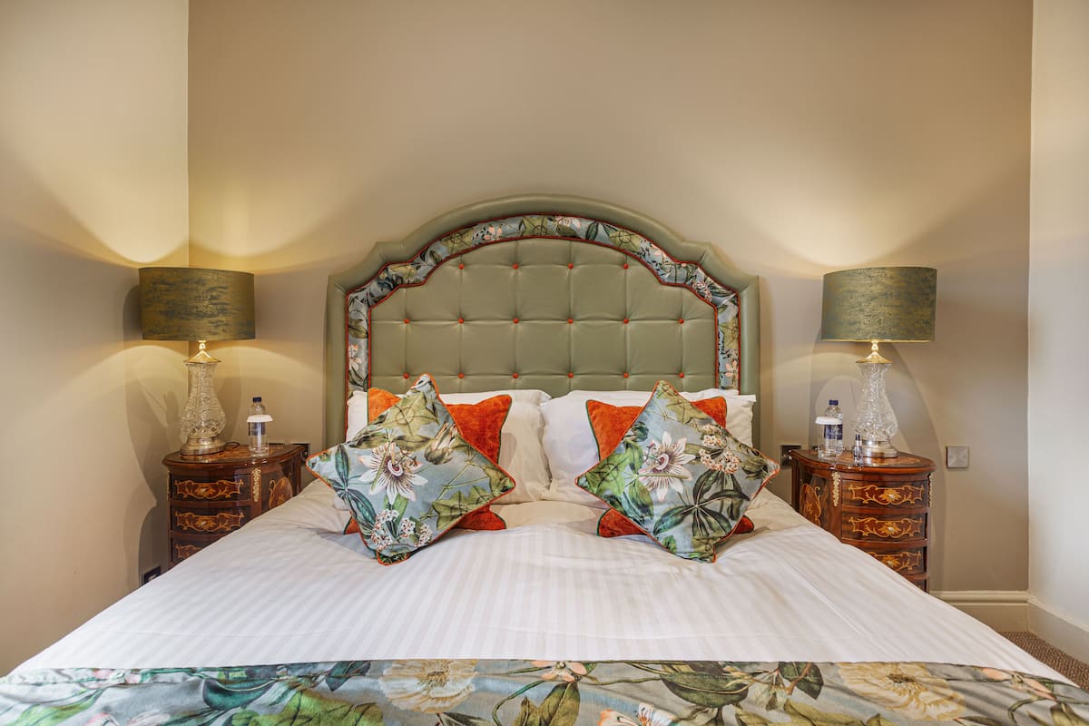 Deluxe Double Room | Hochwertige Bettwaren, Schreibtisch, Verdunkelungsvorhänge