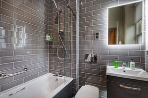 Free toiletries, hair dryer, bathrobes, slippers - Wynnstay Hotel, Oswestry, Shropshire (Oswestry)