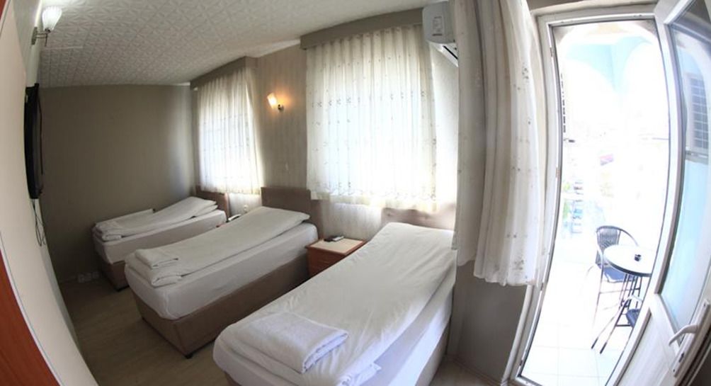 Tripla Standard | Una cassaforte in camera, una scrivania, ferro/asse da stiro