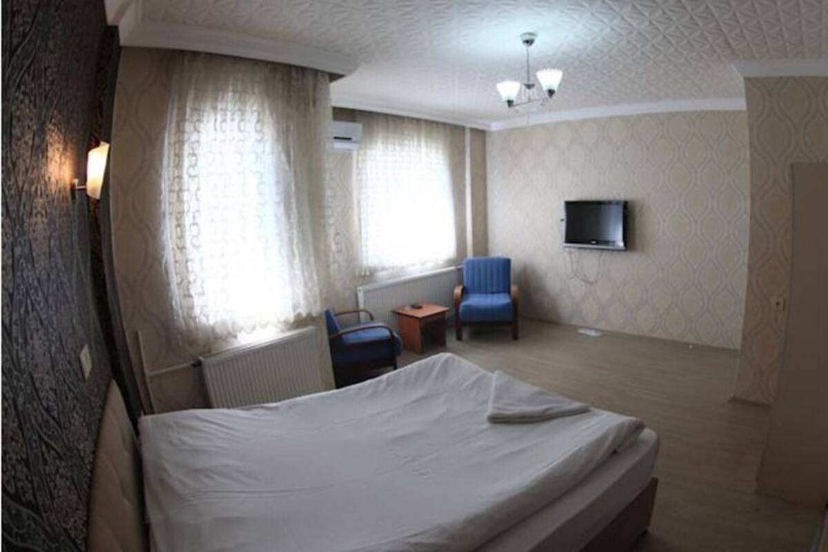 Una cassaforte in camera, una scrivania, ferro/asse da stiro